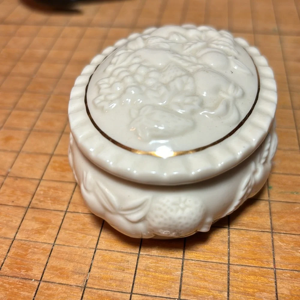 Lenox Fruits Embossed Ceramic Trinket Box Made 1998 EVC Creamy Ivory Gold Trim